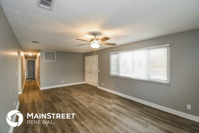 Foto del edificio - 4605 Silver Ridge Dr
