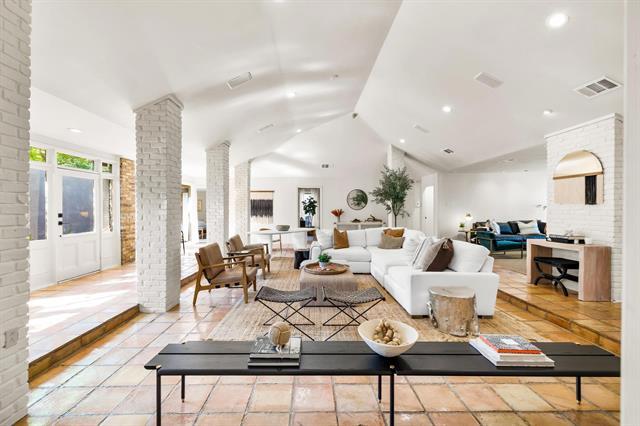 Building Photo - 4338 Travis St