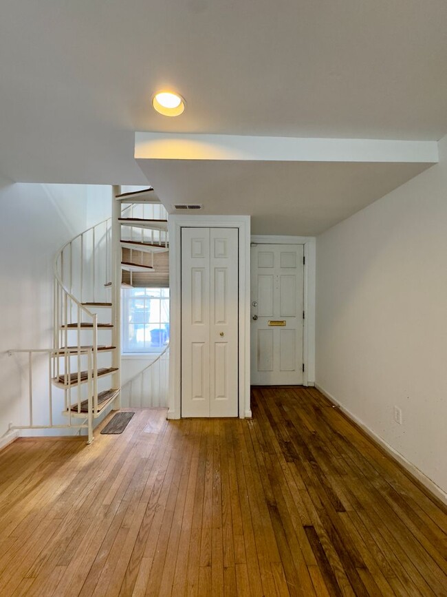 Building Photo - Charming 1 Bedroom Townhome ~ Ridgely's De...