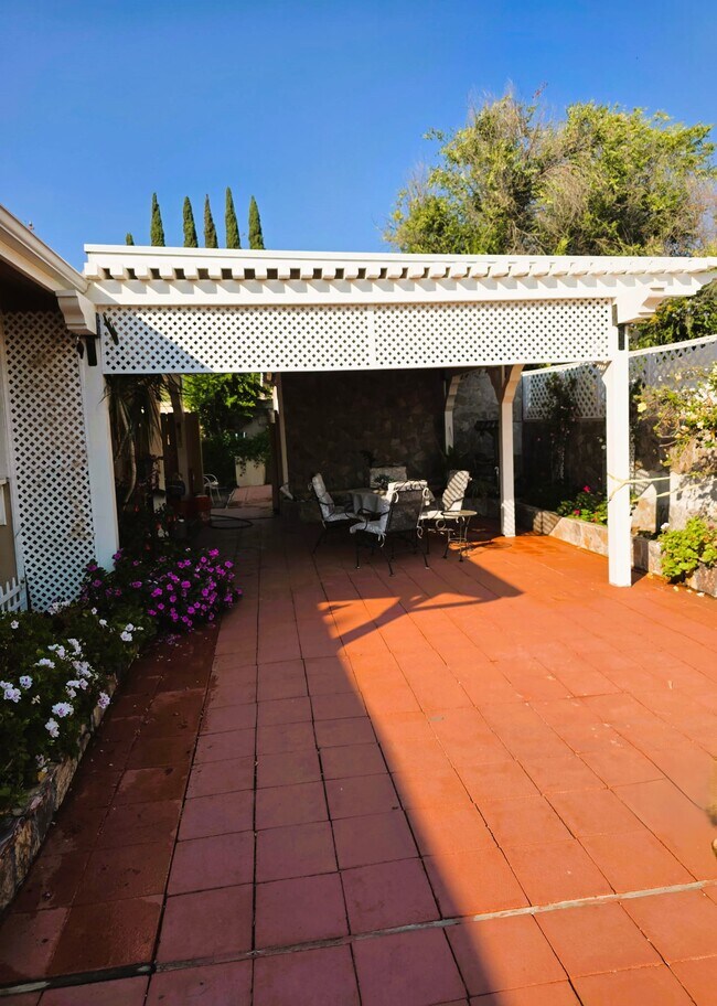 Building Photo - 2493 Los Feliz Dr