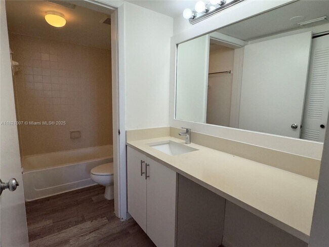 Foto del edificio - 2831 N Oakland Forest Dr