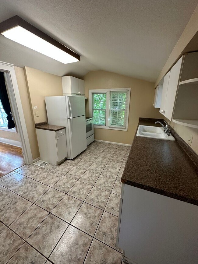Foto del edificio - 2 BEDROOMS, 1 BATHROOM, PLUS OFFICE/BONUS ...