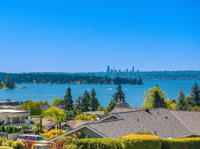 Foto del edificio - Charming 4-Bed / 3-Bath Home in Lake View Neighborhood with Stunning Water and Skyline Views!