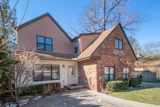 Foto del edificio - 622 University Pl