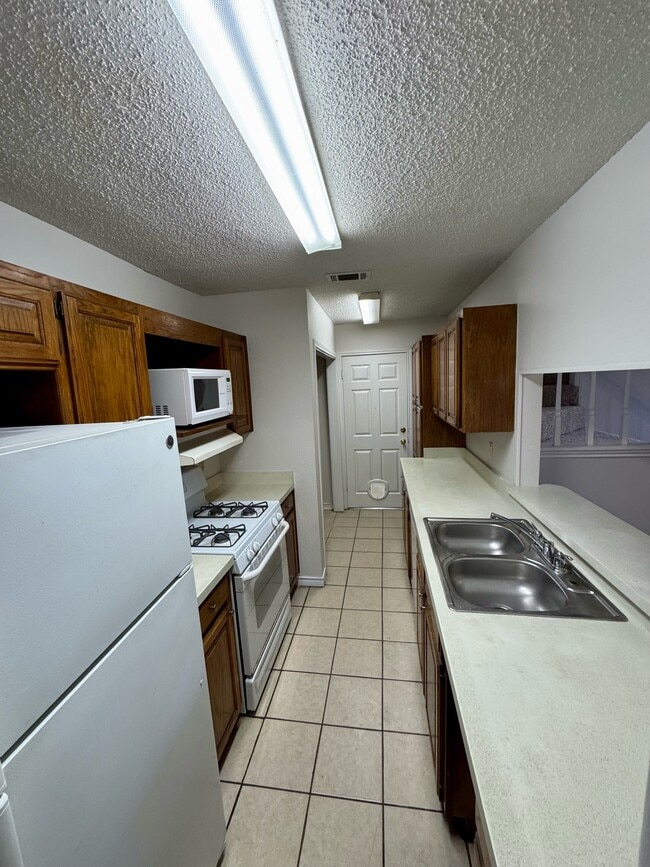 Building Photo - 625 Manco Rd