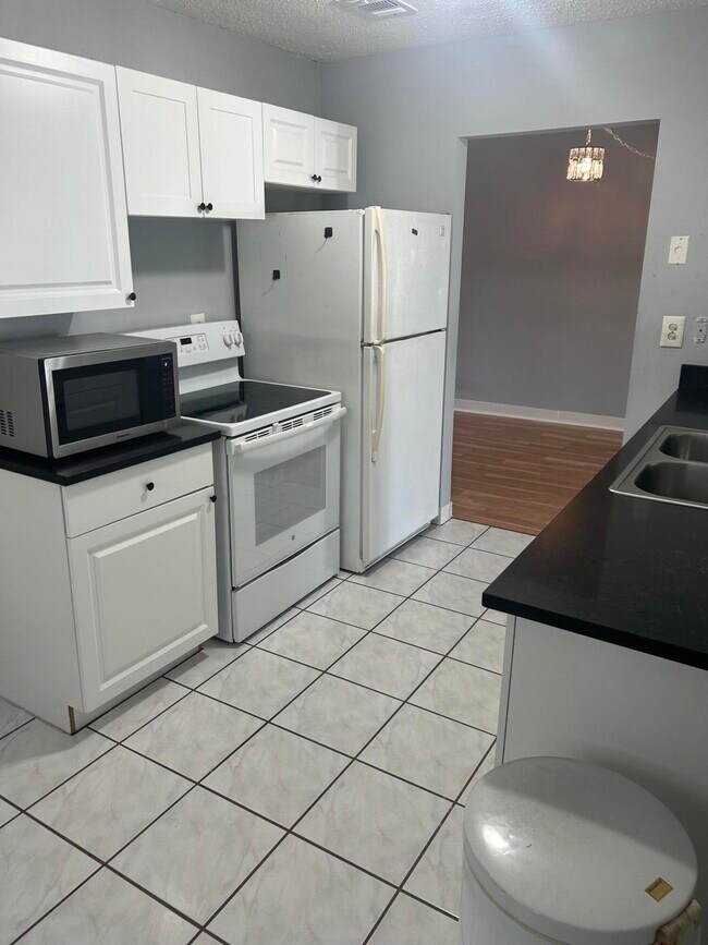 Building Photo - 1310 SW 18th Ct