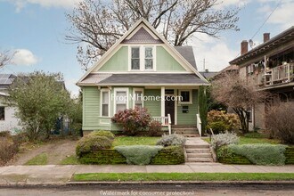 Building Photo - 2725 SE Stark St