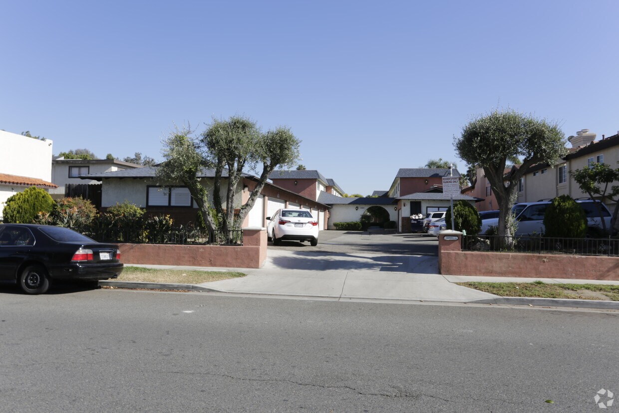 Primary Photo - 17542 Van Buren St
