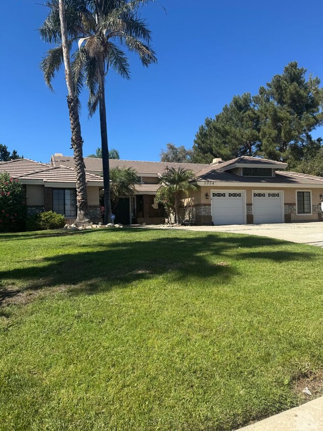 Primary Photo - 4 bedroom 3 Bathroom with a mother in law/...