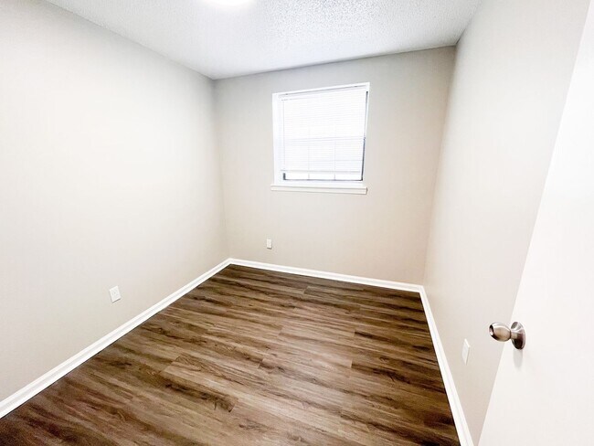 Building Photo - 2013 Stonemill Dr