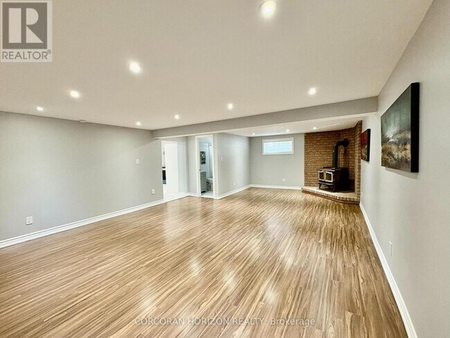 Building Photo - 16 Aspen Crescent