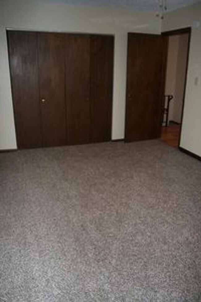 Building Photo - Large townhomne