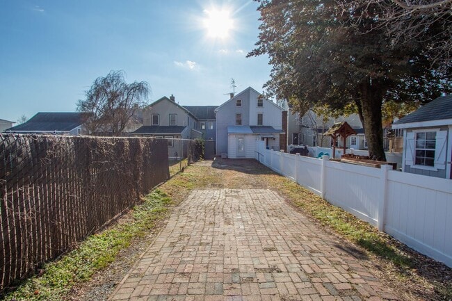 Foto del edificio - Wonderful Updated TownHouse in the Heart of Middletown - On Main St