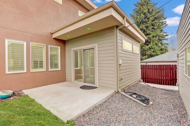 Foto del edificio - 4 Bedroom 3 Bath With Tons of Character Ne...