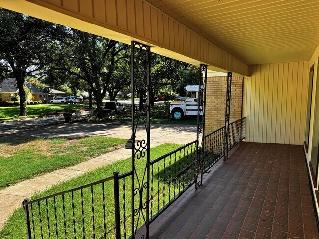 Building Photo - Spacious Family Home in Premier Wichita Fa...