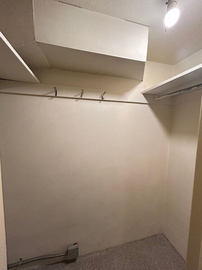 Building Photo - Charming 1 Bedroom Apartment in the Heart ...