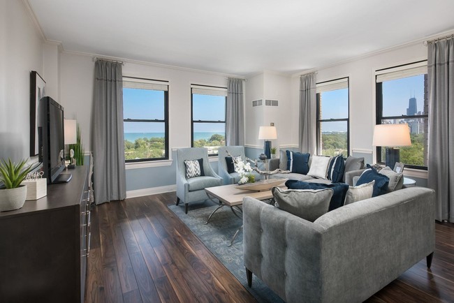 Building Photo - Stunning Lincoln Park Apartment