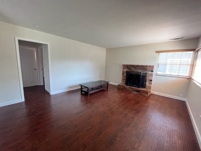 Building Photo - Spacious 2 bed 1bath home in the well desi...