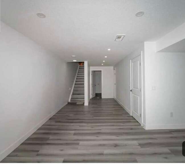 Building Photo - 956 W Lakeview Dr
