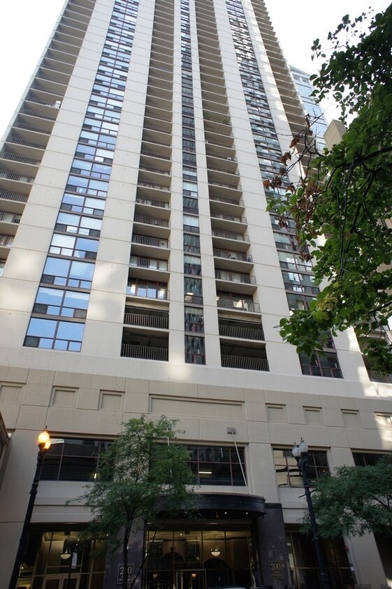 Foto principal - 200 N Dearborn St