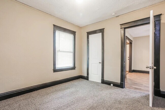 Foto del edificio - 3811 E 36th St