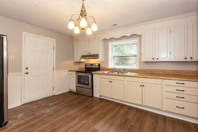 Foto del edificio - Three Bedroom Home!