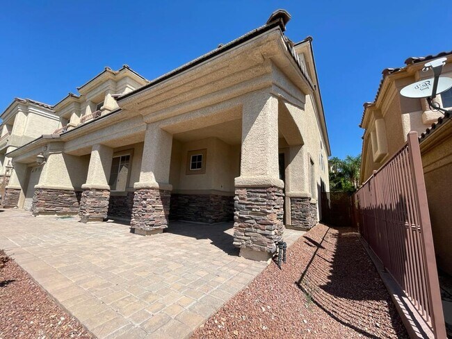 Building Photo - Gorgeous 5 bedroom plus den, 3.5 bath 2 st...
