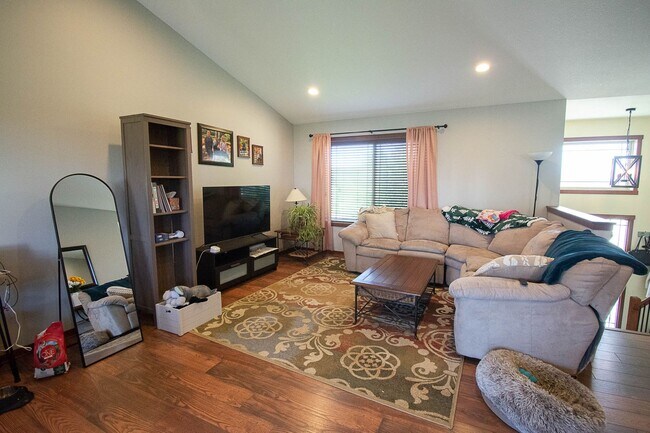Foto del edificio - Spacious NW Home with Fenced Yard & Deck