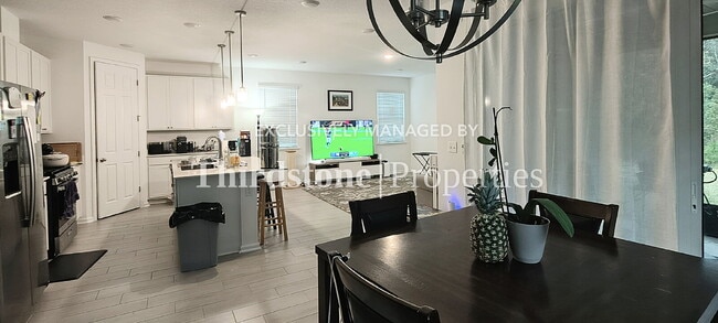 Foto del edificio - 8225 Cedar Run Ln