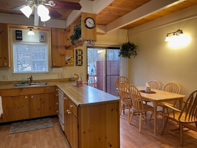 Building Photo - Charming 3-bedoom condo on a creek