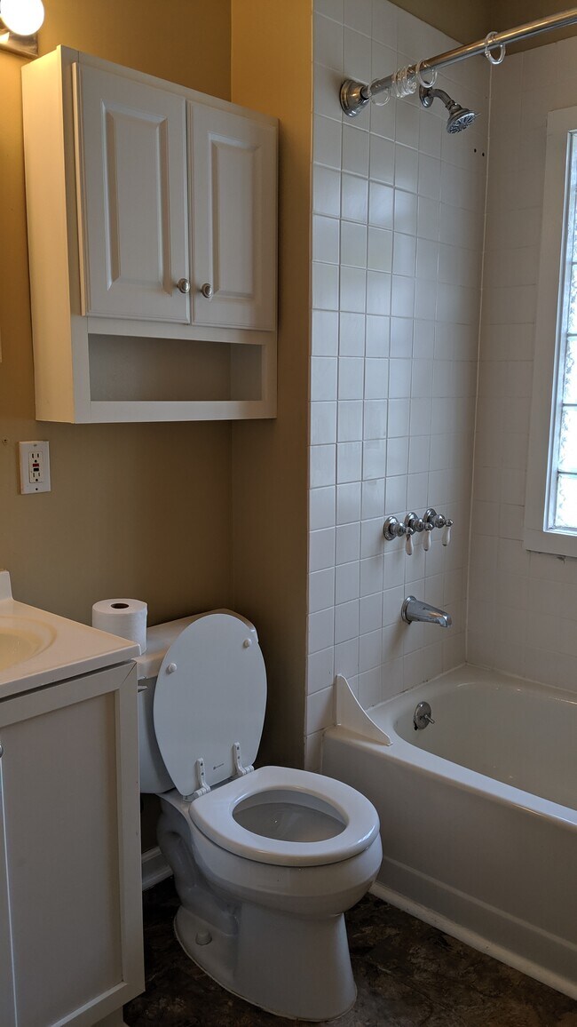 baño - 2577 E 127th St