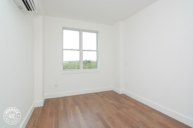Foto del edificio - 572 Ocean Pkwy