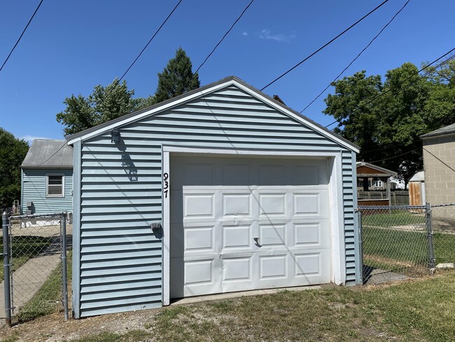 Building Photo - 937 16th Ave SW