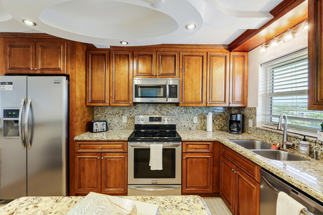 Building Photo - 1161 Hillsboro Mile