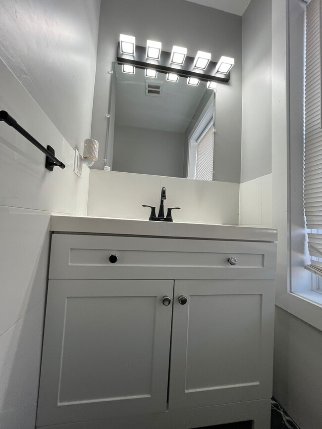 Building Photo - 26 Yale Ave