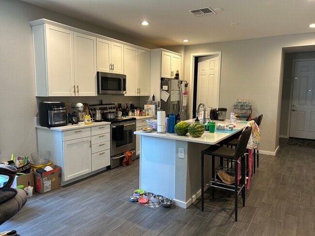 Large kitchen with farm sink and pantry - 1964 N Hubbard Ln