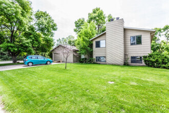 Building Photo - 915-917 Camelot Ct