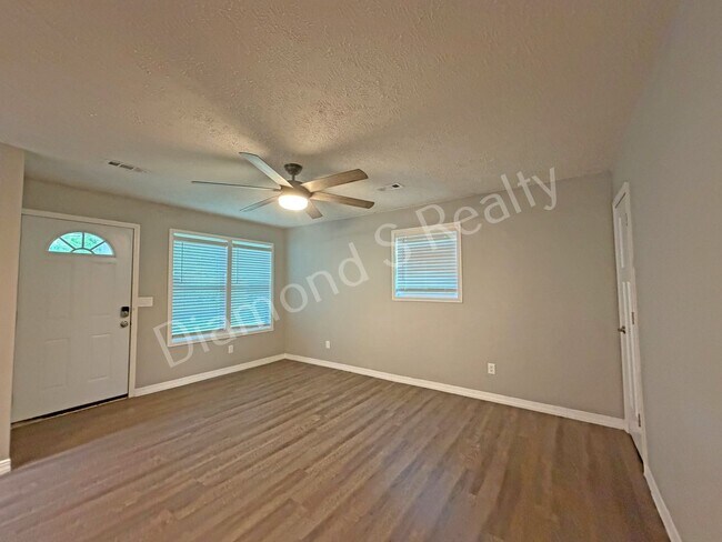 Foto del edificio - Spacious, Clean 3 Bedroom Home + Bonus Room Available!