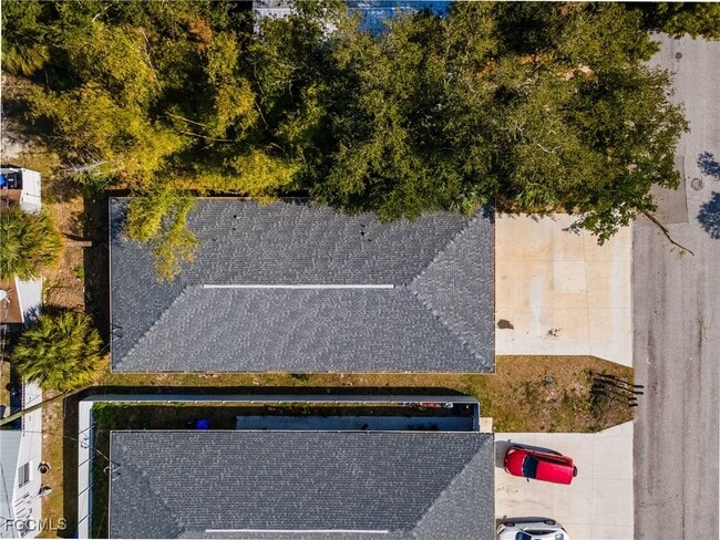 Foto del edificio - 2403-2405 Maple Ave