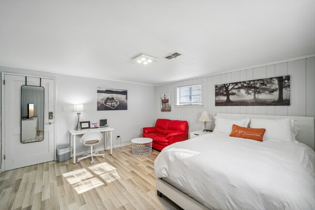 Building Photo - 2600 S Eads St