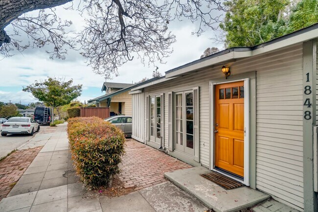Building Photo - Must See 1 Bedroom Bungalow in South Park