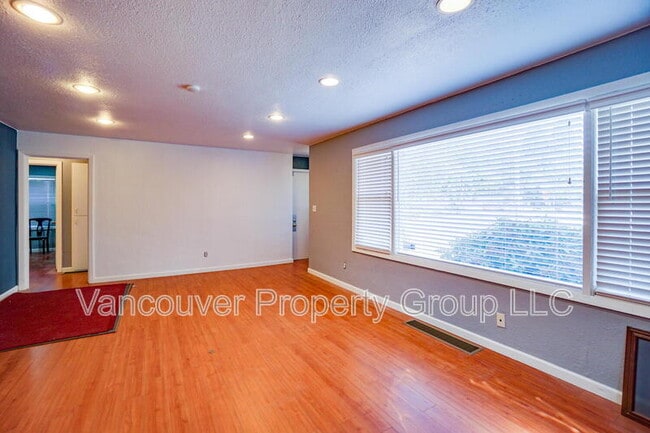 Building Photo - 104 SE 101st Ave