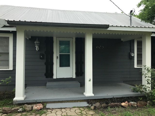 Building Photo - 605 N Pecan Ave