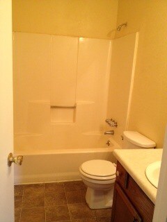 Building Photo - 122 Forest Pl