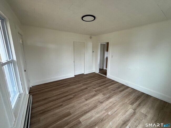 Foto del edificio - 11 Roosevelt Ave