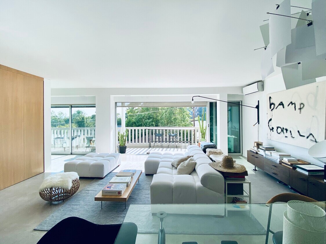 Foto principal - 999 N Doheny Dr