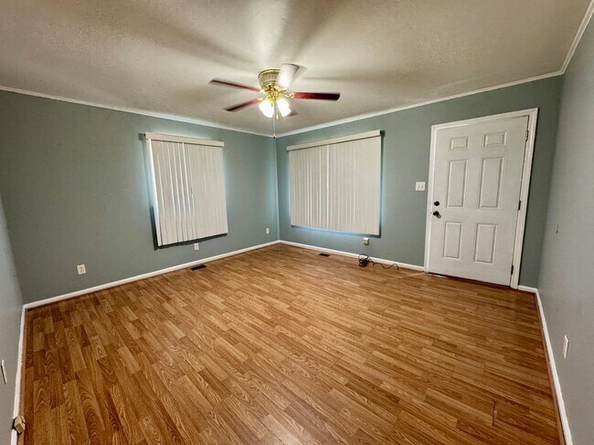 Building Photo - Move-in Ready!