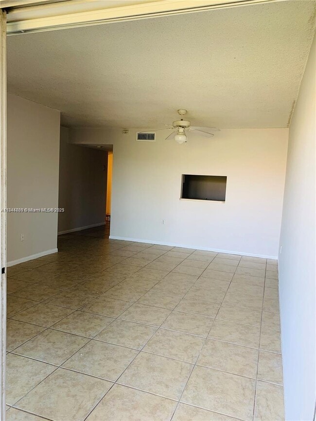 Building Photo - 711 N Pine Island Rd