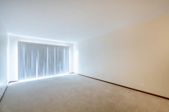 Foto del edificio - 6400 W Berteau Ave