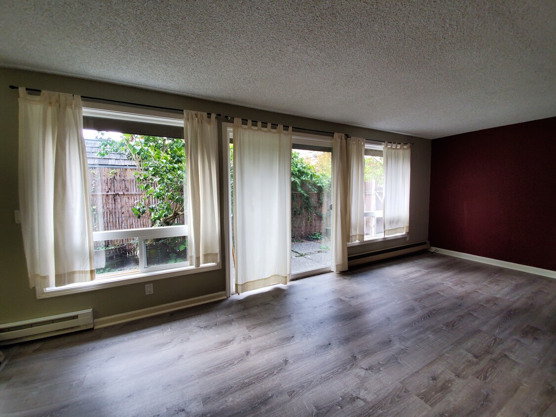 Primary Photo - 9550 Interlake Ave N